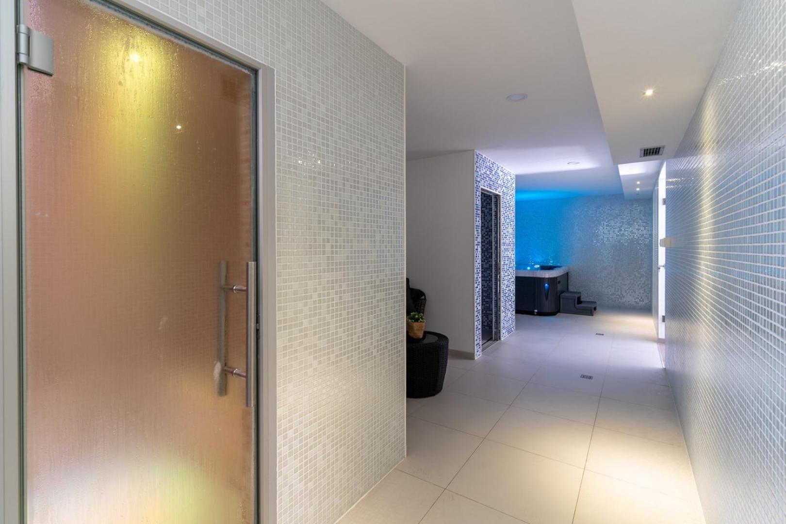 Luxury Villa Lucas With Heated Pool, Whirlpool, Sauna, 14 Pax Podstrana Kültér fotó