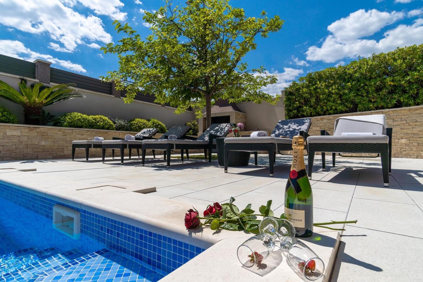 Luxury Villa Lucas With Heated Pool, Whirlpool, Sauna, 14 Pax Podstrana Kültér fotó